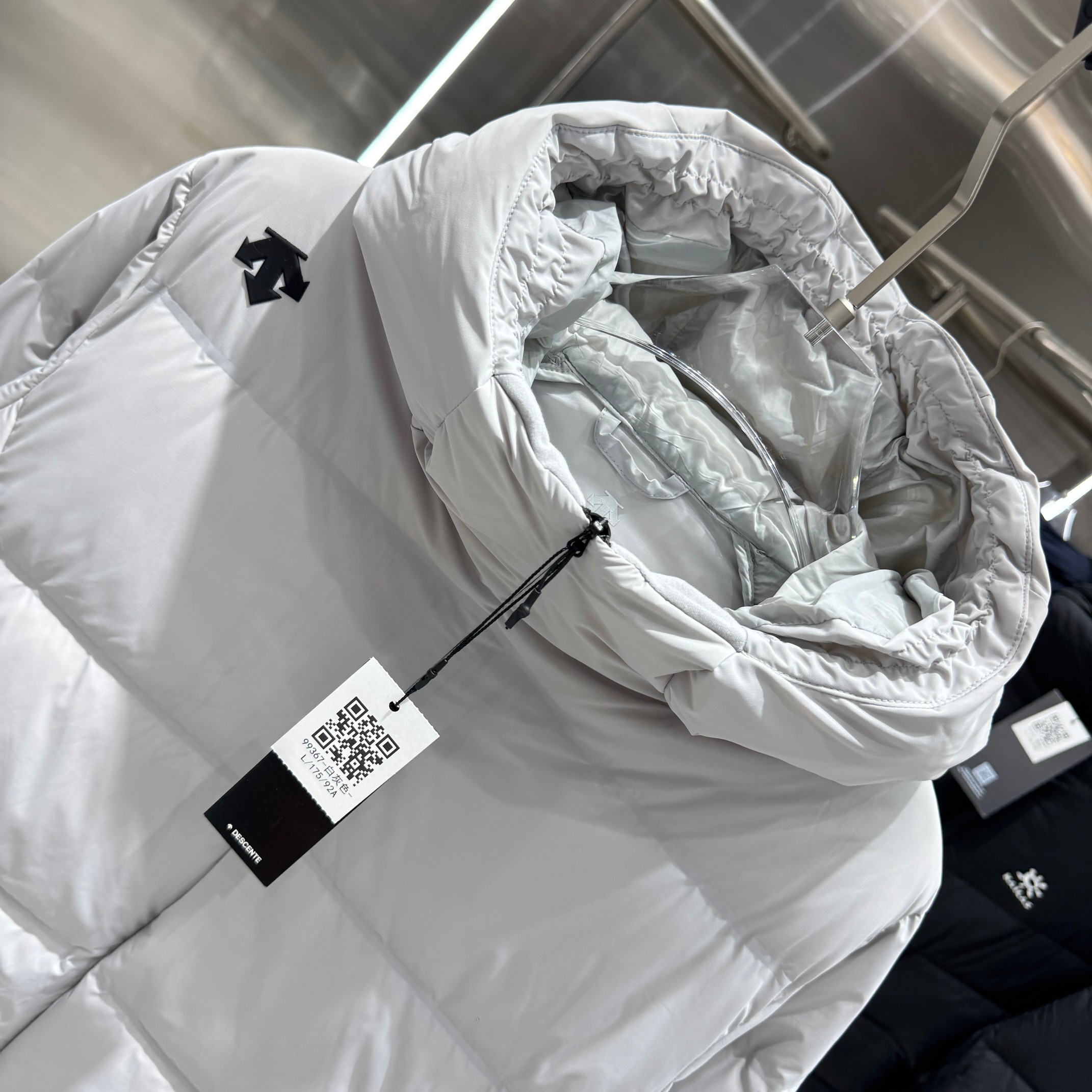 <p>DESCENTE 运动羽绒服(米白)</p>