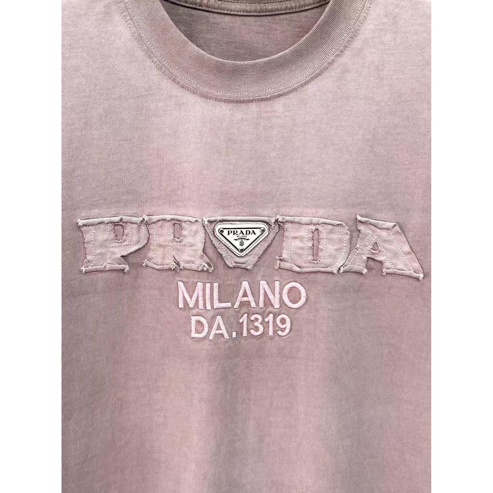 <p>PRADA&nbsp;专柜新款短袖T恤(洗水褐)</p>