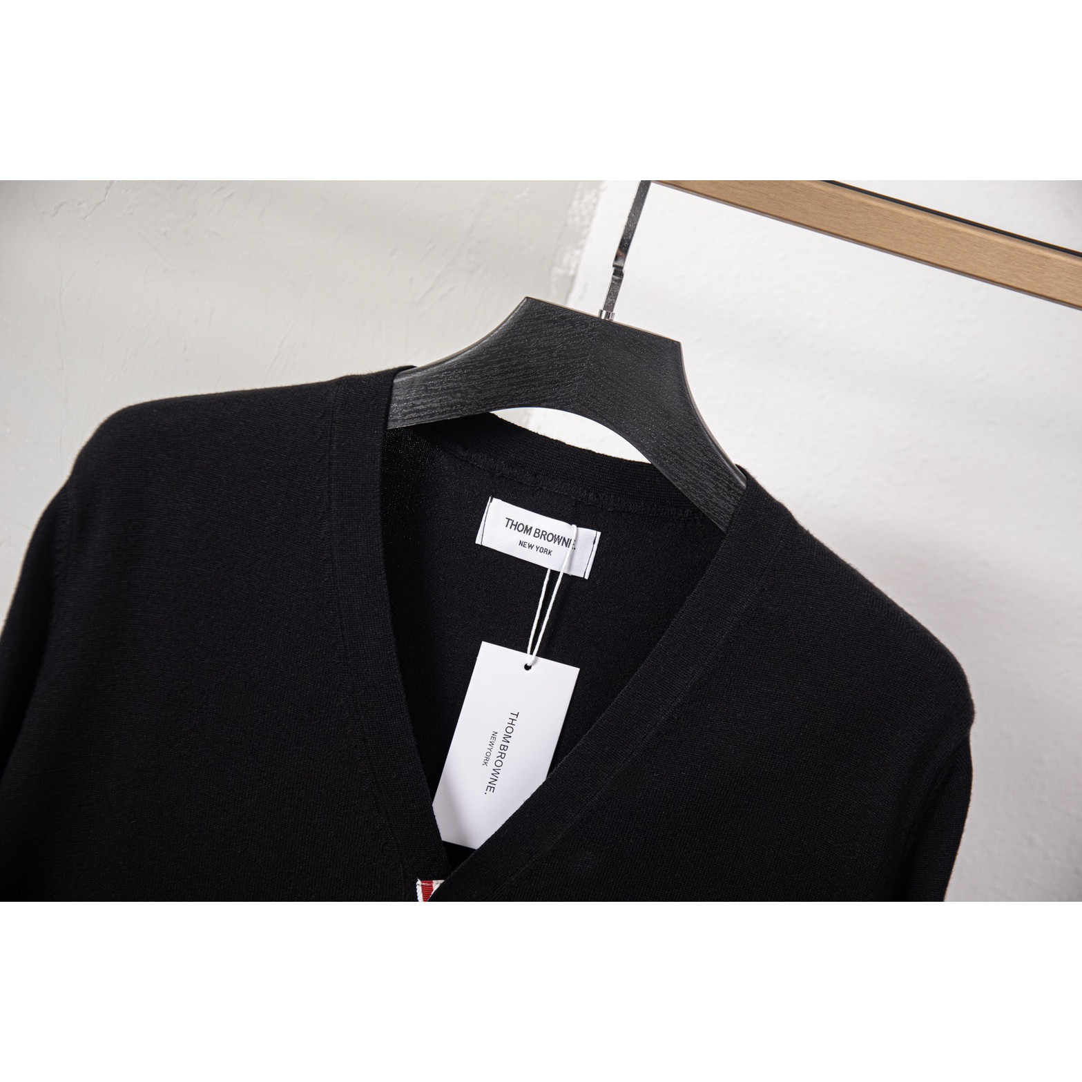 <p>Thom Browne&nbsp;针织开衫外套(黑色DZ17)</p>