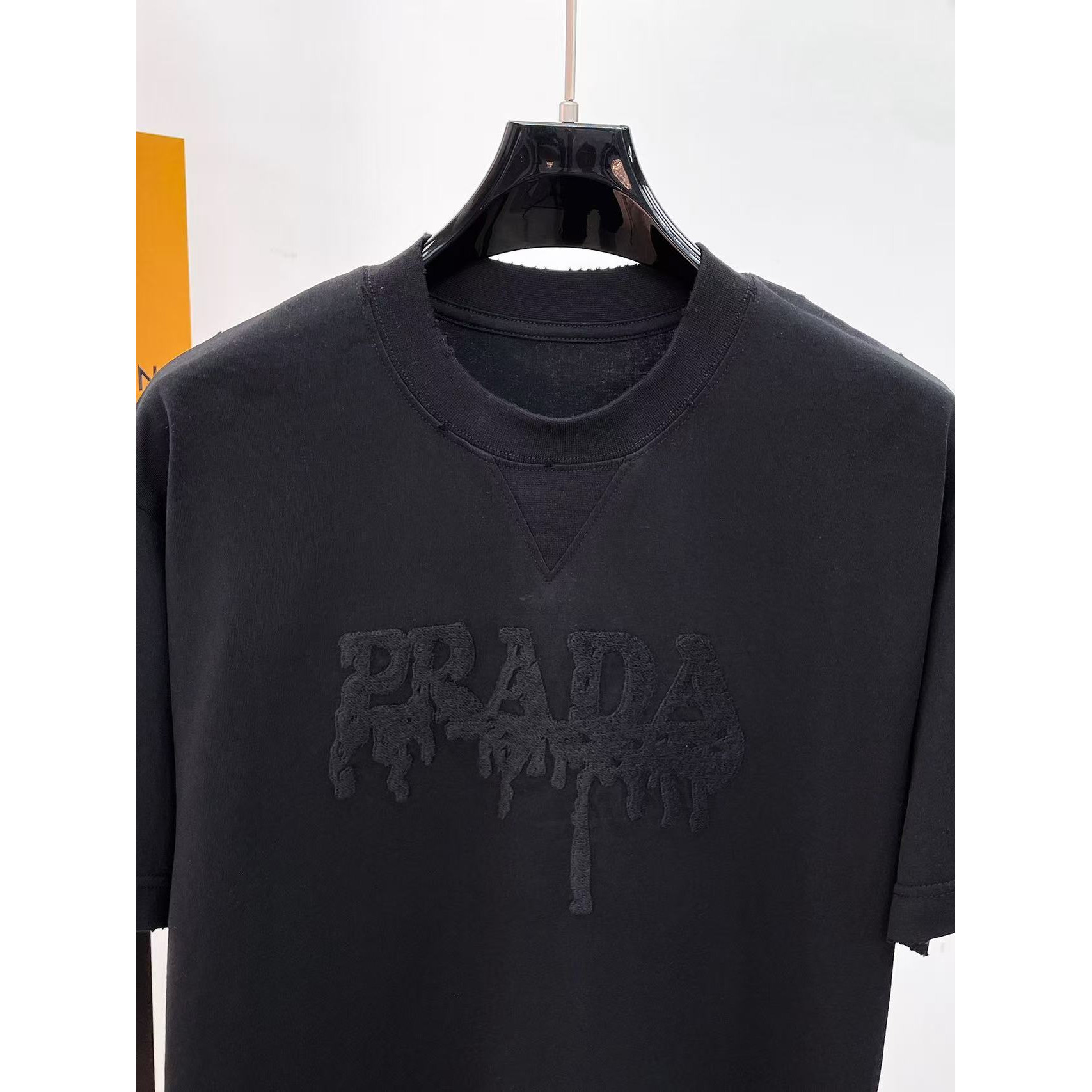 <p>PRADA&nbsp;专柜新款短袖T恤(黑)</p>