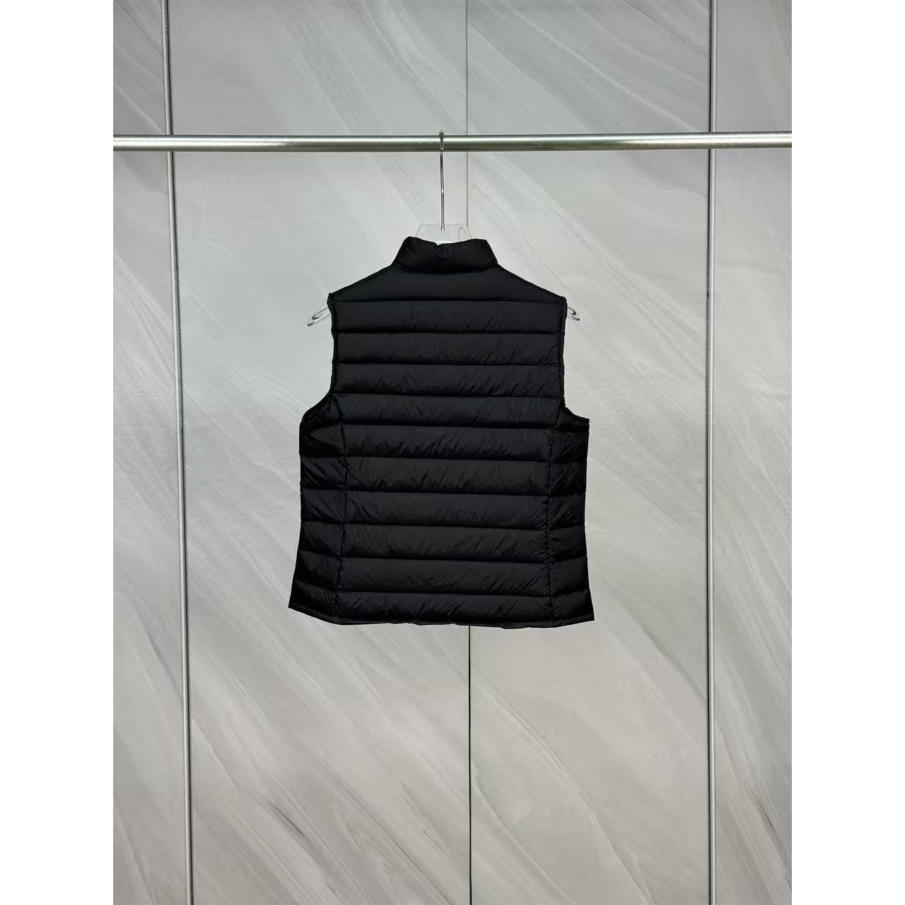 <p>Moncler Liane女士立领羽绒服(黑)</p>