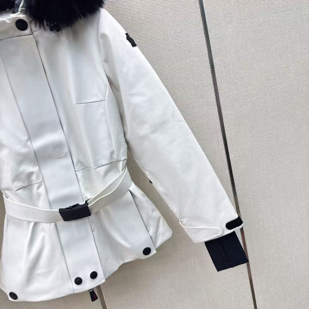<p>MONCLER 经典Celac短款收腰羽绒滑雪服(白)</p>