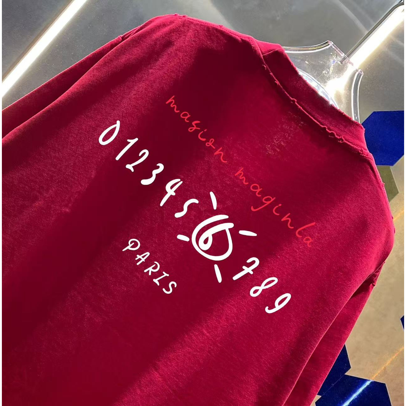 <p>Maison Margiela 洗水磨破短袖T恤(洗水紅)</p>