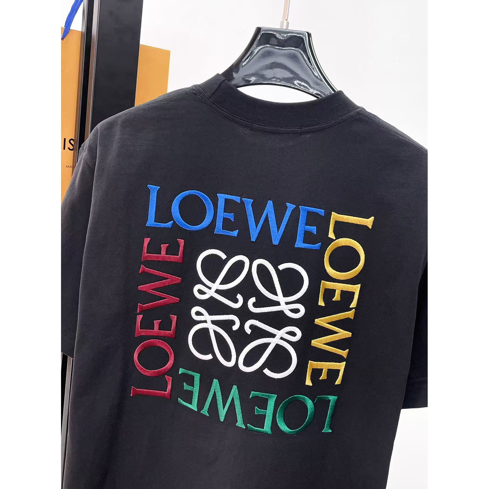 <p>LOEWE&nbsp;专柜新款短袖T恤(黑)</p>