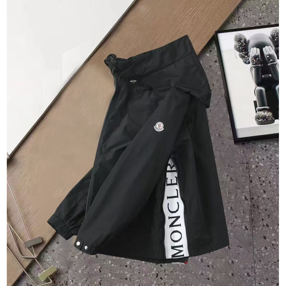 <p>MONCLER&nbsp;男士夹克外套(800807)</p>