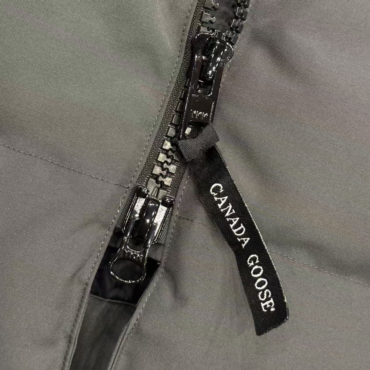 <p>Canada Goose 可拆卸兜帽全長款羽绒服(灰)</p>