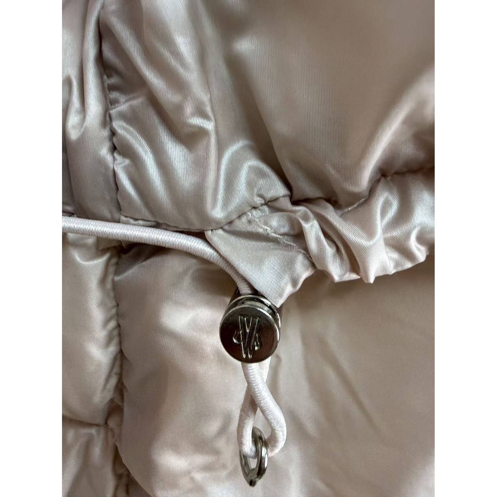 <p>Moncler 连帽中长羽绒服(粉)</p>