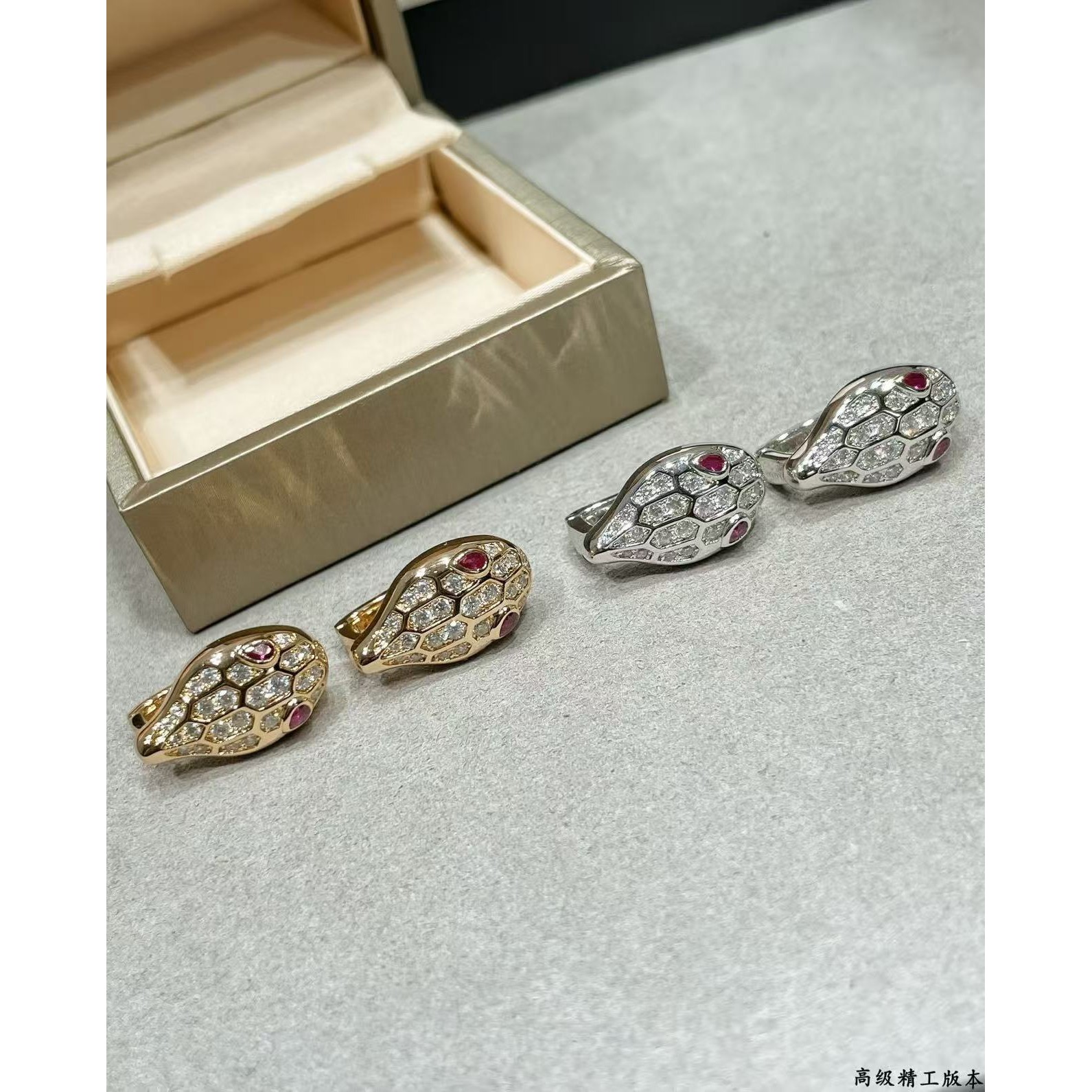 <p>BVLGARI 满钻蛇耳钉（红钻</p>