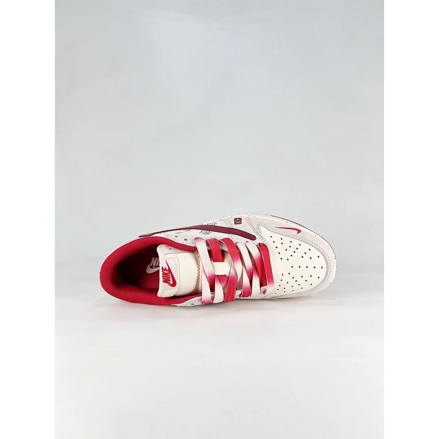 <p>Nike Air Jordan 1&nbsp;低帮复古文化板鞋(紅)</p>