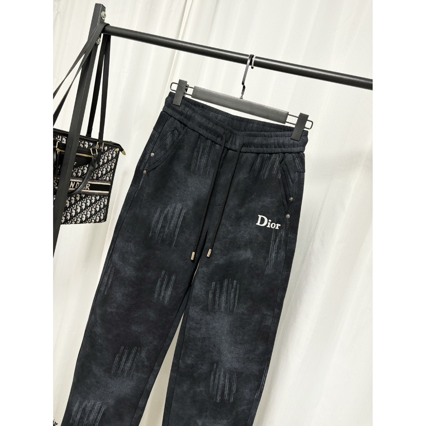 <p>Dior 休闲长裤(黑)</p>