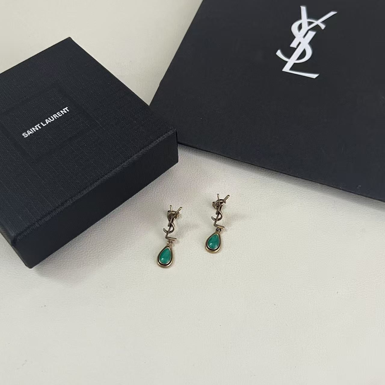 <p>YSL&nbsp;耳钉</p>