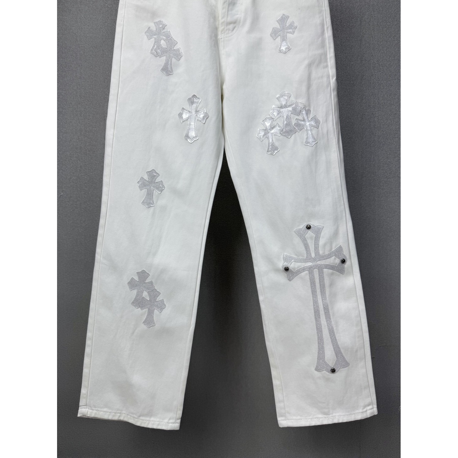 <p>CHROME HEARTS 白色牛王星空十字架拼皮情侣款宽松牛仔裤&nbsp;</p>