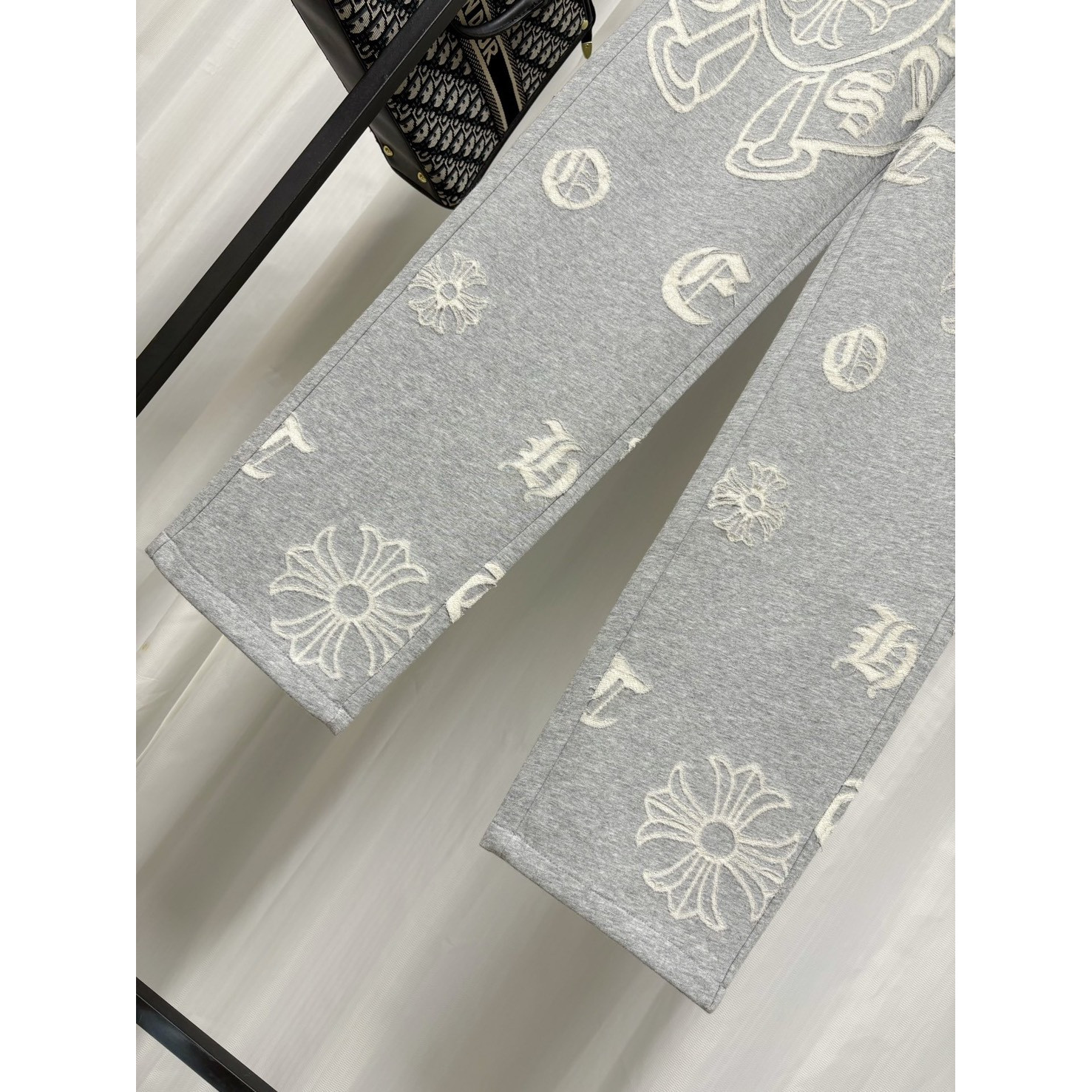 <p>&nbsp;Chrome Hearts 烧花工艺休闲长裤(灰)</p>