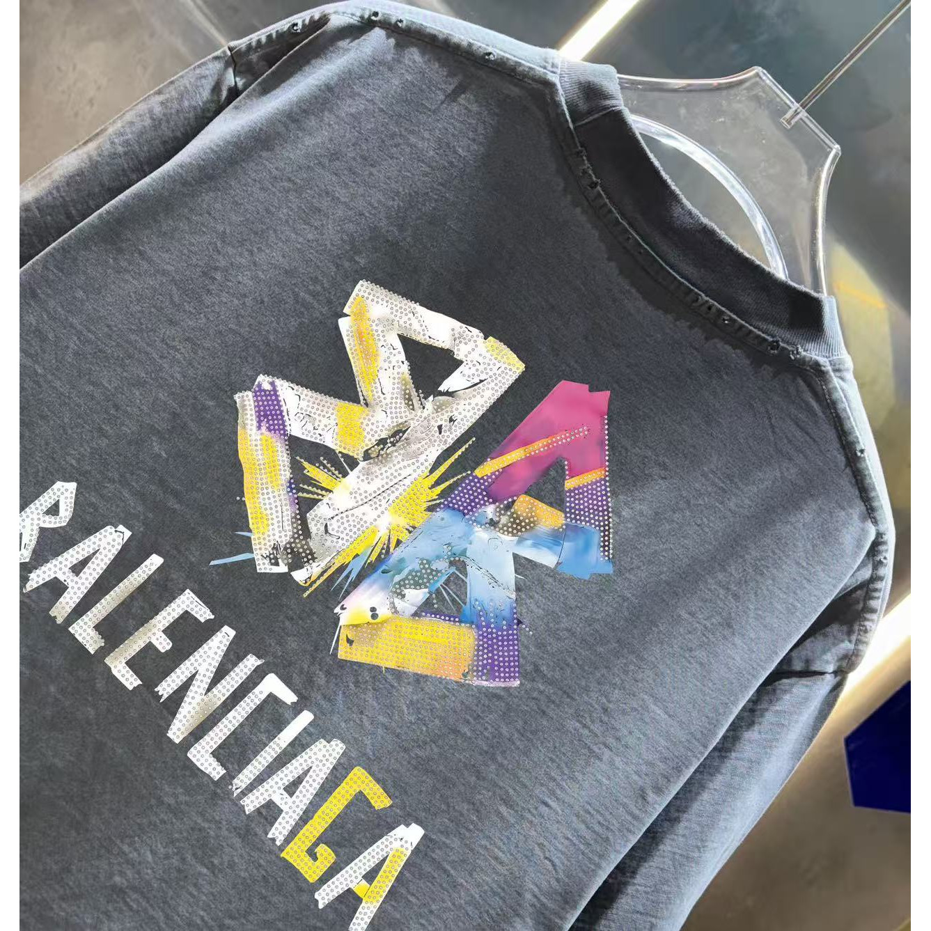 <p>Balenciaga 洗水磨破短袖T恤(洗水灰)</p>