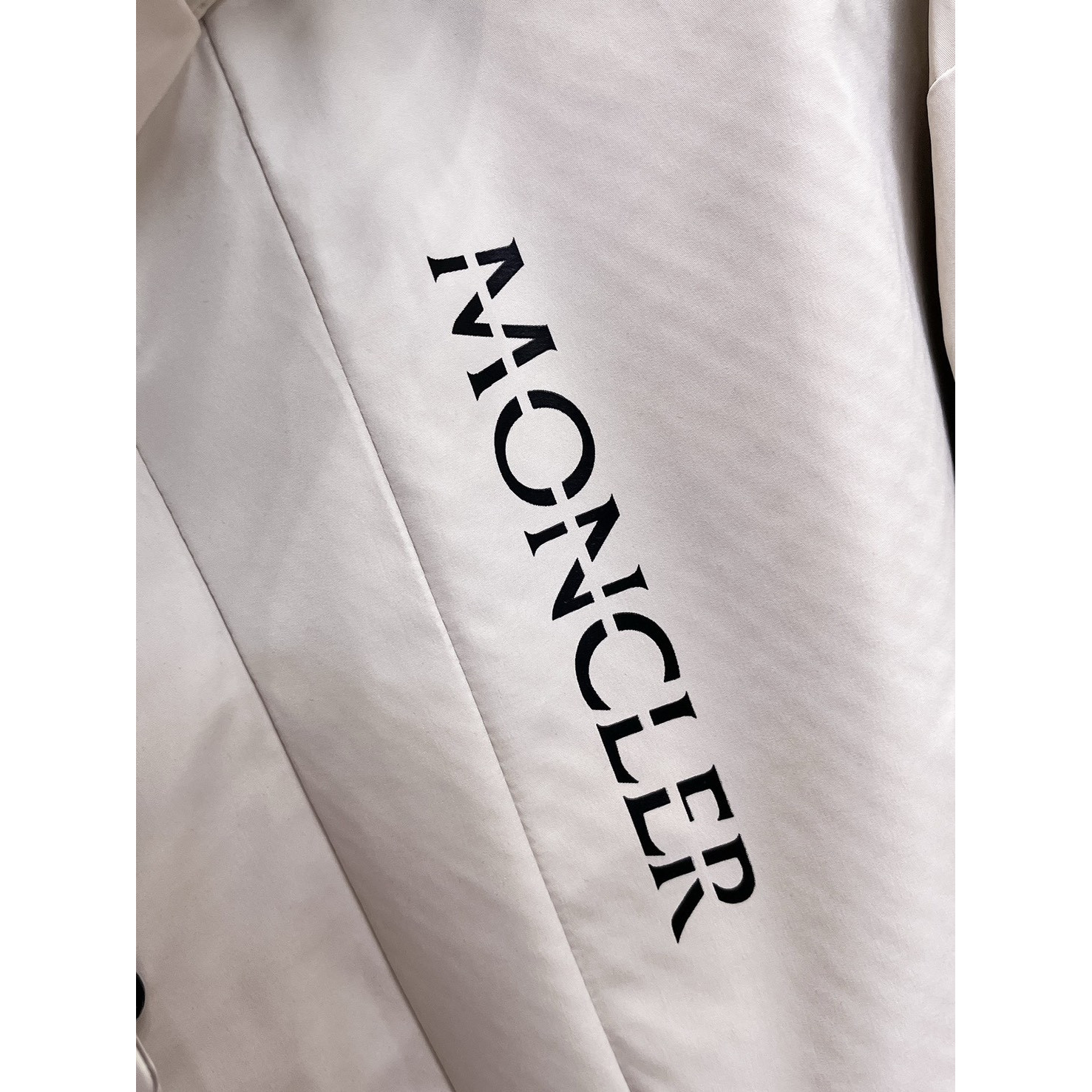 <p>MONCLER&nbsp;男士夹克外套(白)</p>