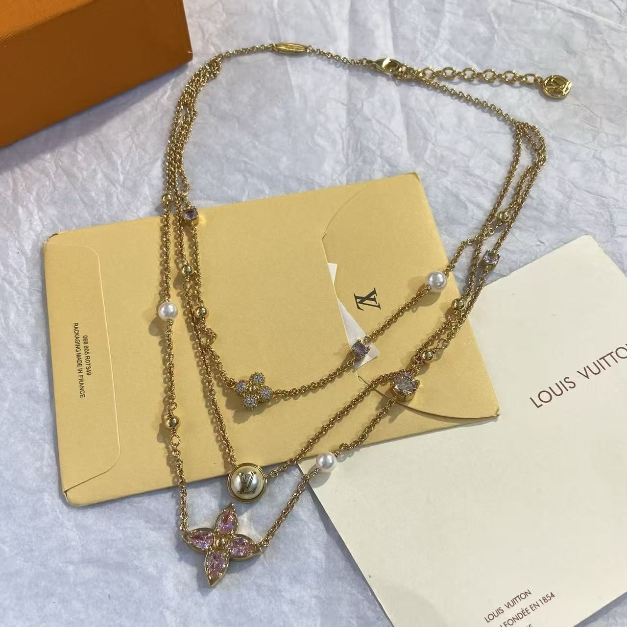 <p>CHANEL 山茶花四叶草耳环</p>