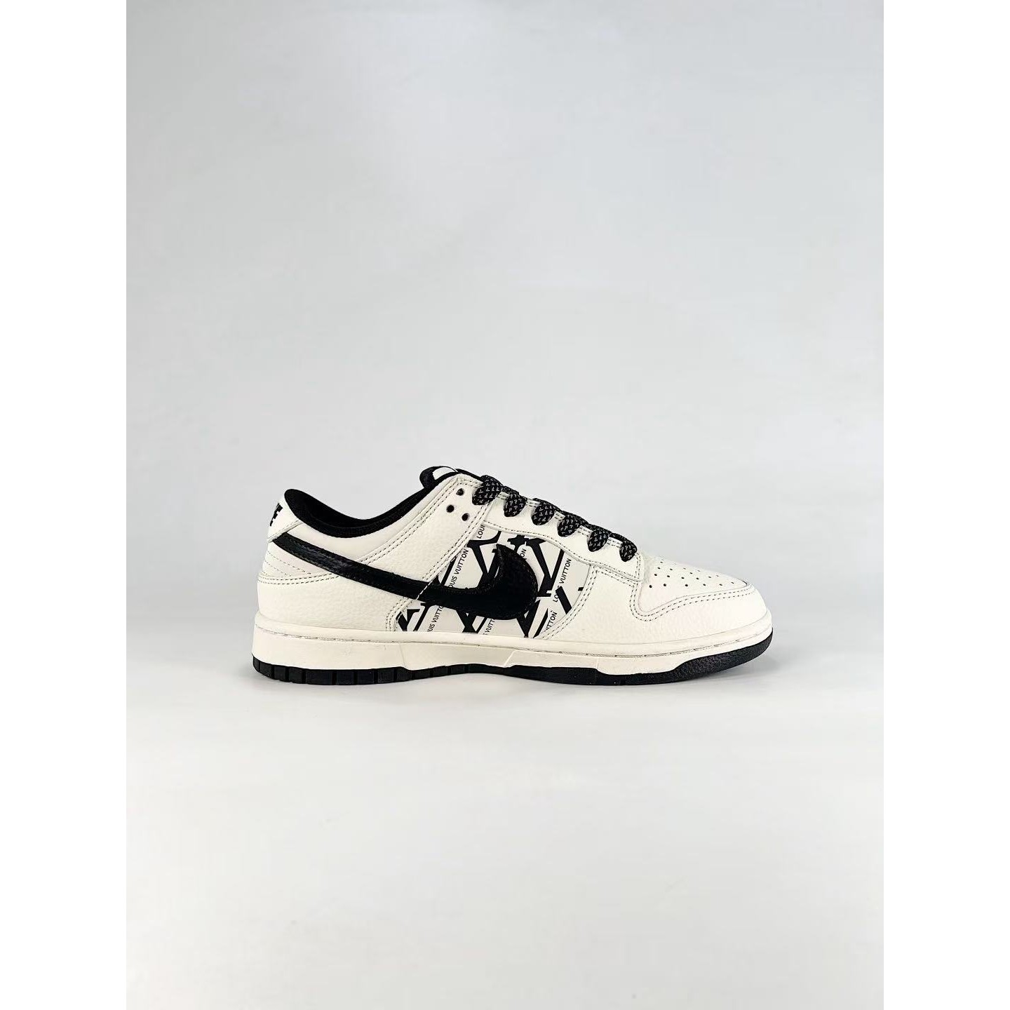 <p>NIKE DUNK SB LOW (黑白)&nbsp;</p>