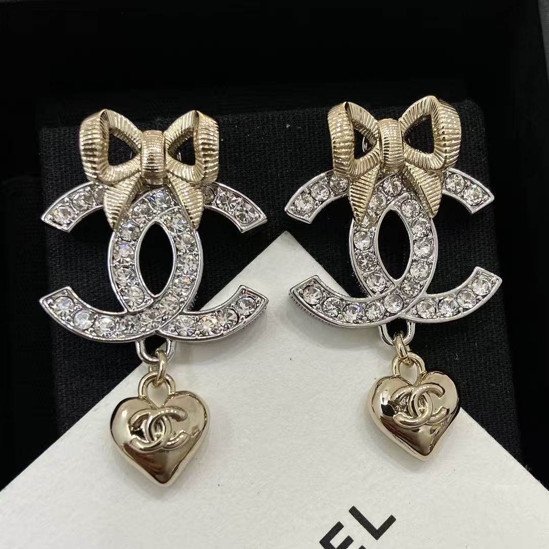 <p>CHANEL 浅金蝴蝶结银双耳钉</p>