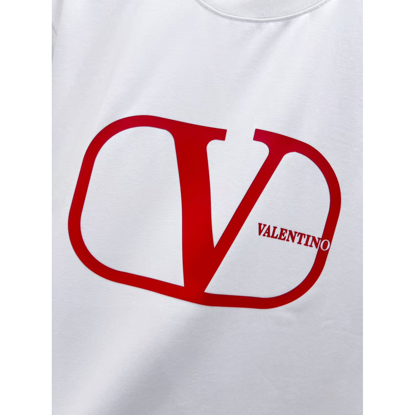 <p>VALENTION&nbsp; 短袖圆领T恤(白)</p>