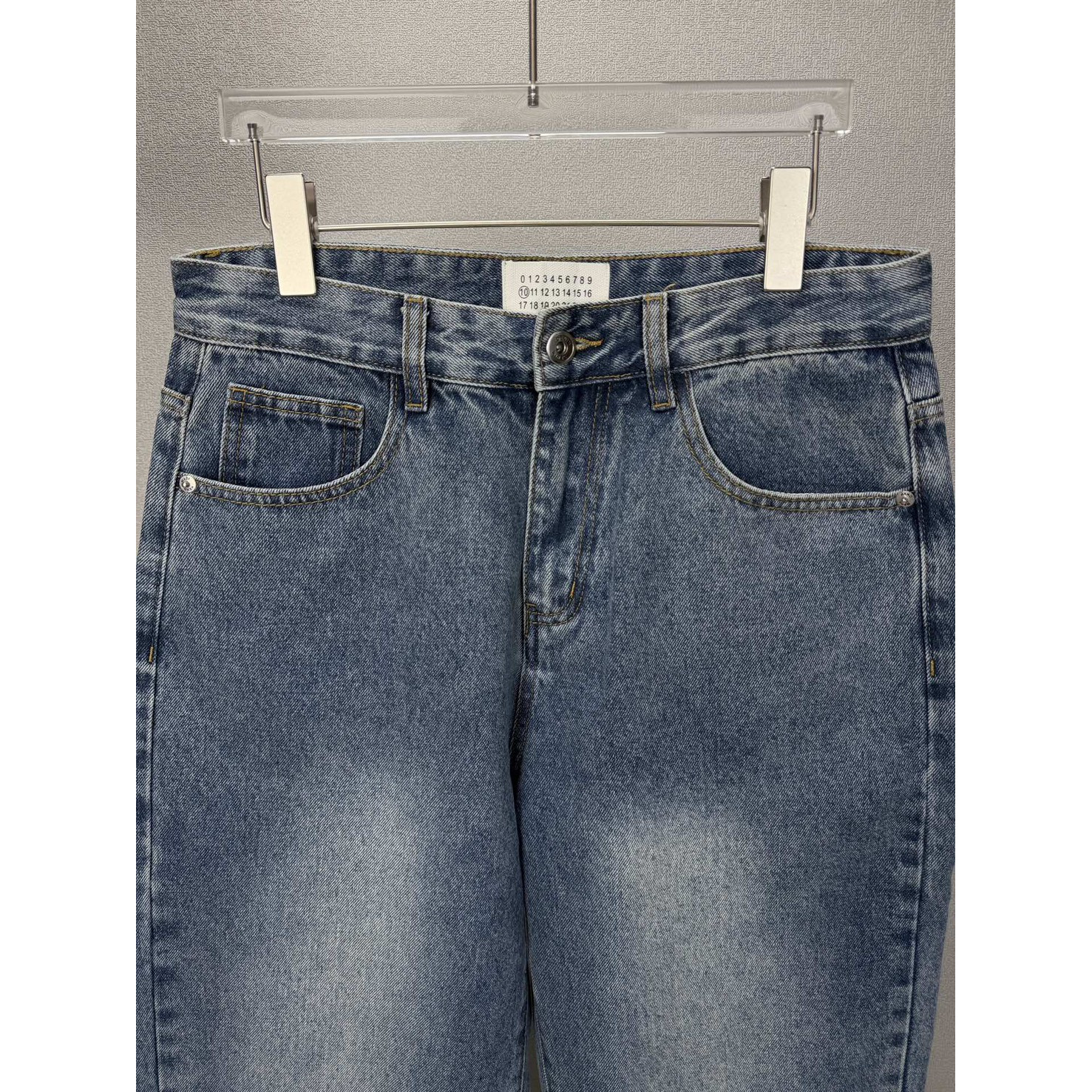 <p>Maison Margiela 口袋刺绣🪡数字🔢情侣款水洗宽松牛仔裤(藍)</p>