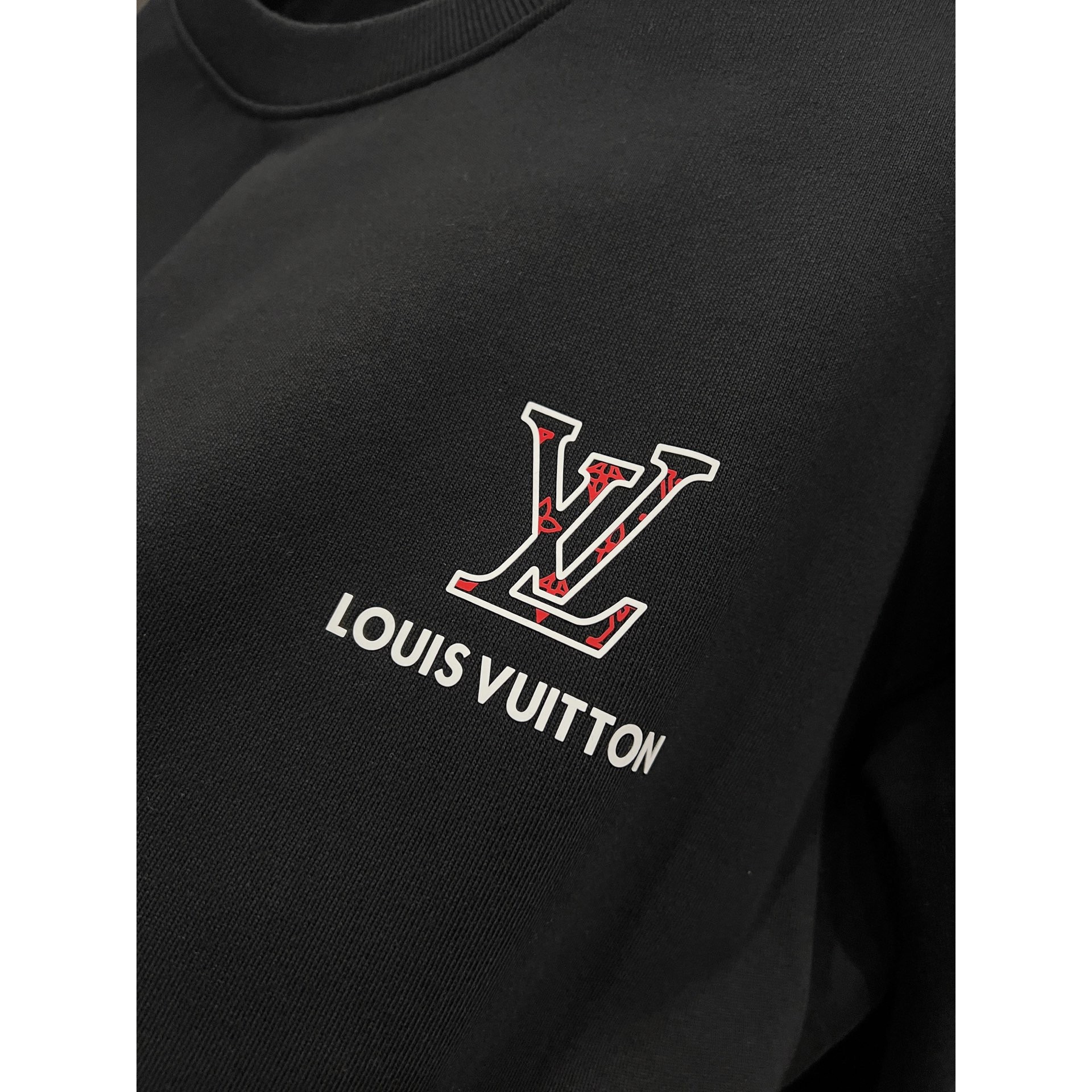 <p>LV 圆领长袖卫衣(黑)</p>