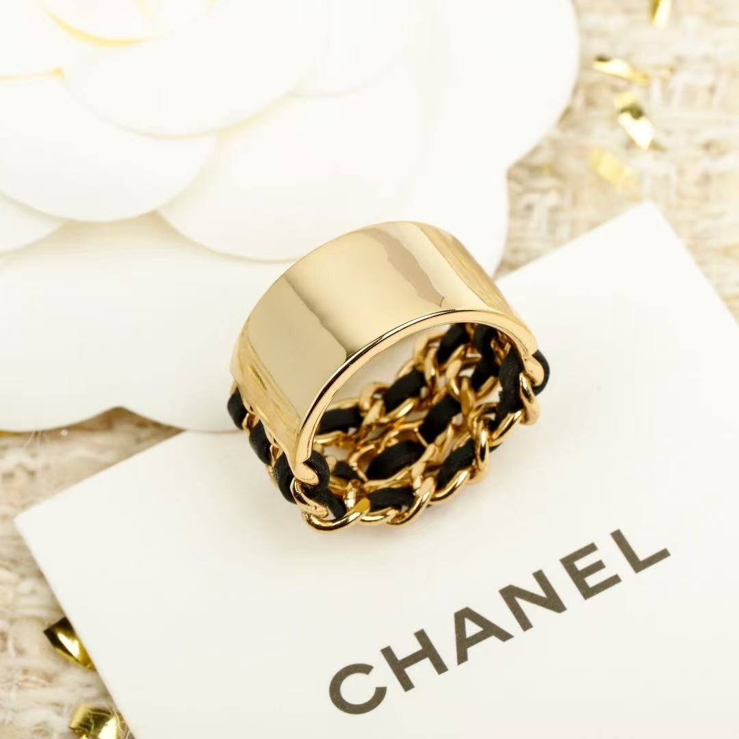 <p>CHANEL&nbsp;穿皮链双c戒指</p>