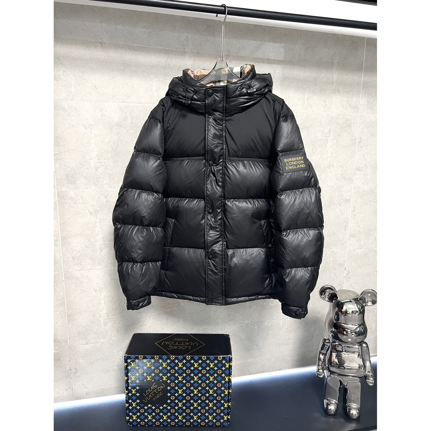 <p>Burberry 格子短款羽绒服 (黑)</p>