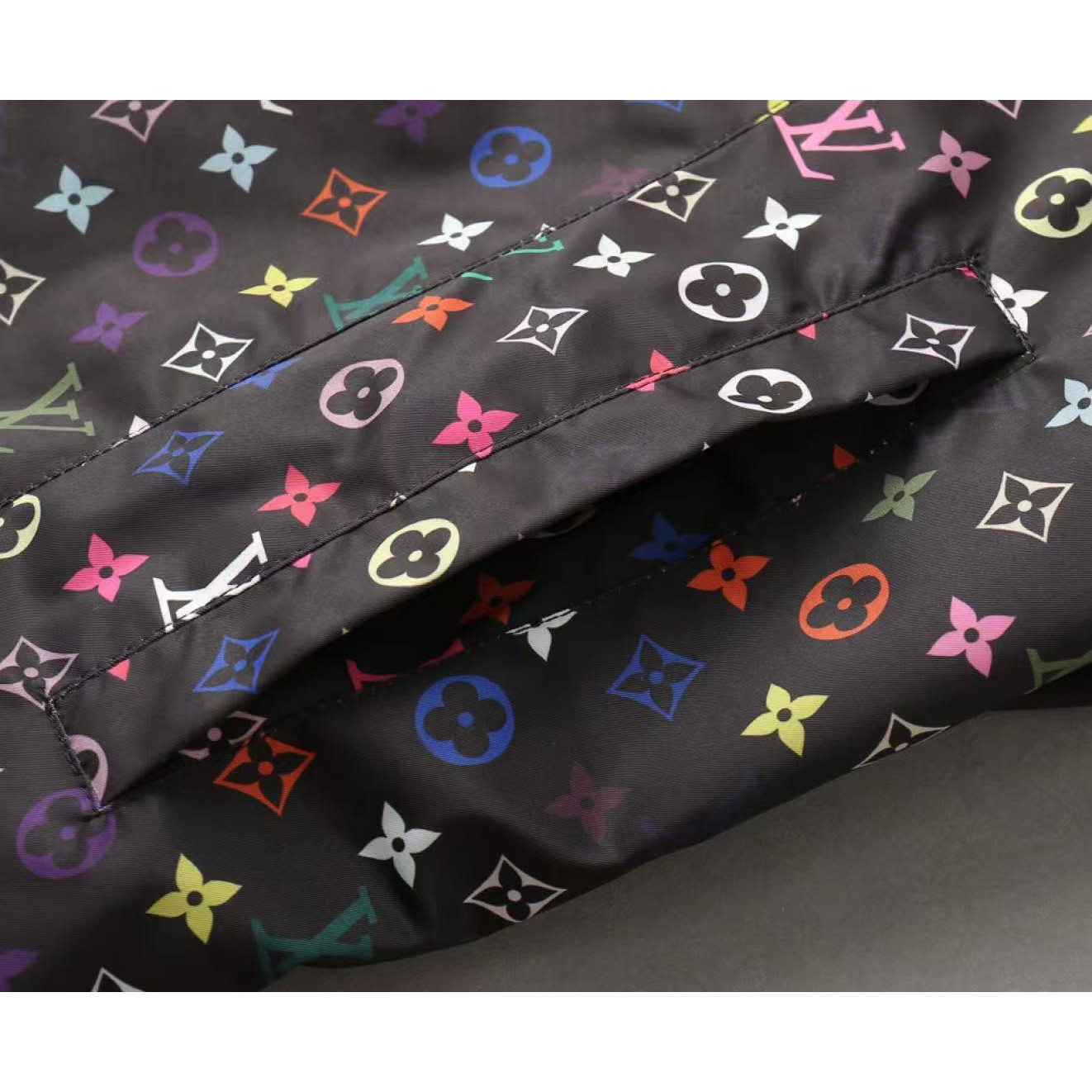 <p>LV 男士夹克外套(800812)<br />
&nbsp;</p>