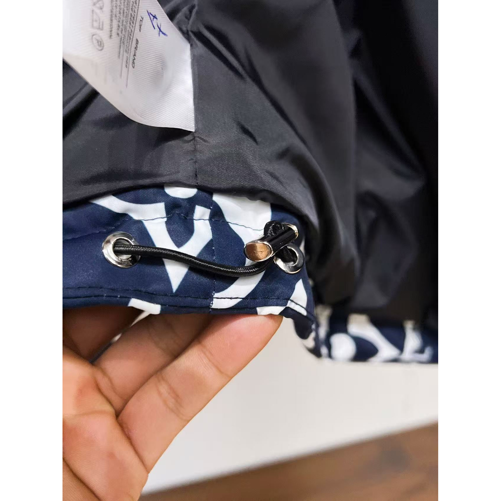 <p>LV 秋冬新款羽绒服(藍)</p>
