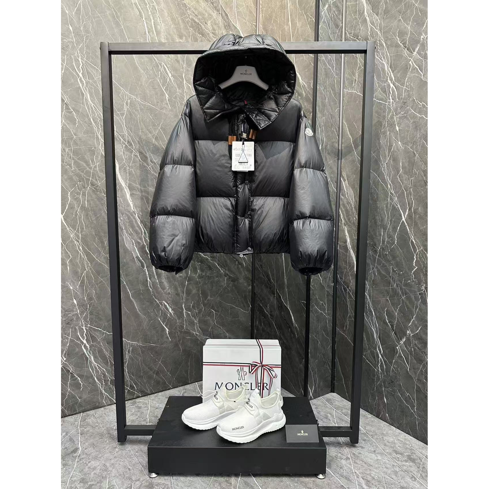 <p>Moncler Borey 女士二合一短款羽绒夹克外套(黑)</p>