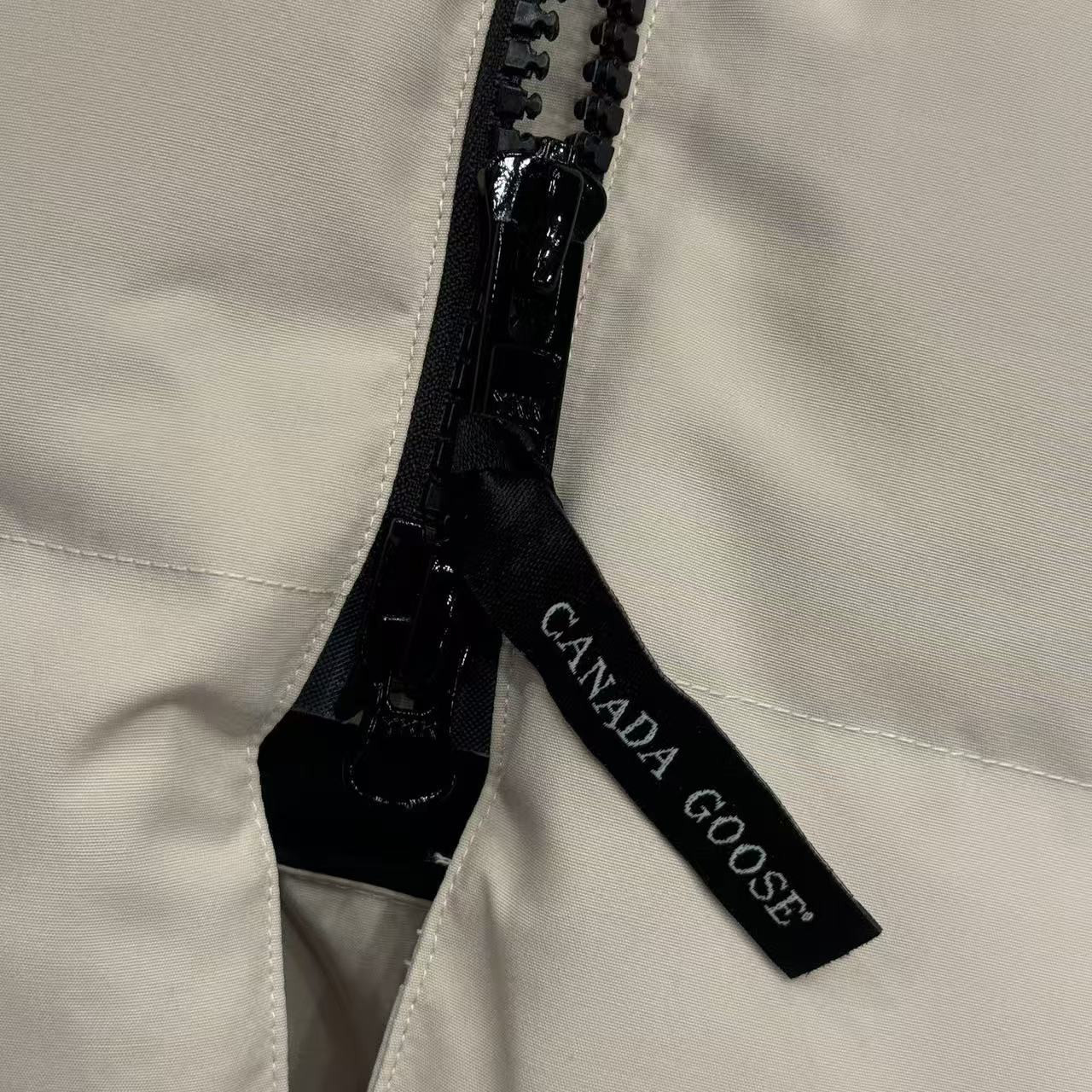 <p>Canada Goose 可拆卸兜帽全長款羽绒服(卡其)</p>