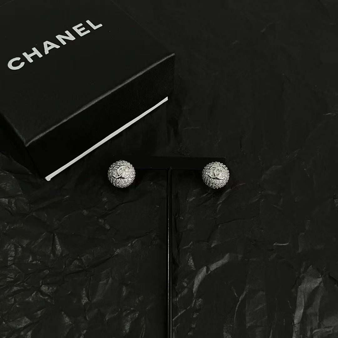 <p>CHANEL&nbsp;中古耳钉(銀)</p>