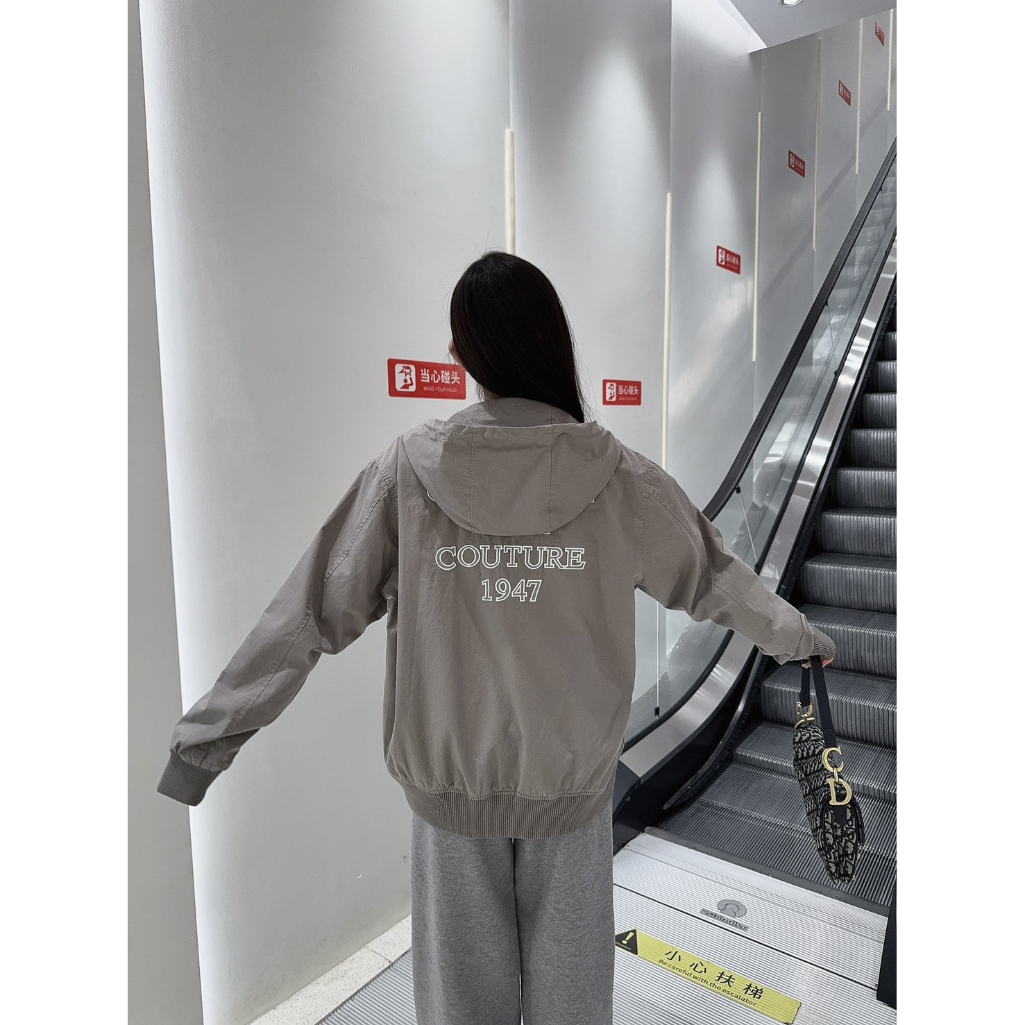 <p>DIOR 字母印花连帽风衣外套<br />
&nbsp;</p>