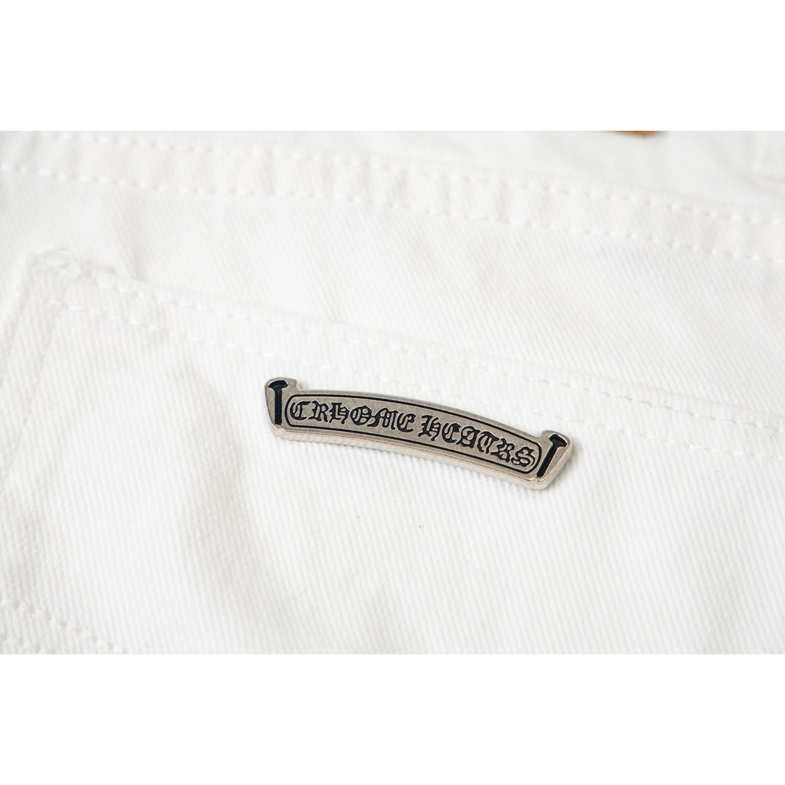 <p>CHROME HEARTS 白裤拼三色豹纹蓝皮牛仔裤(1771#)</p>