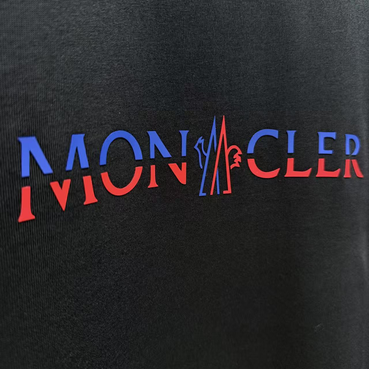 <p>Moncler 短袖T恤(黑)</p>