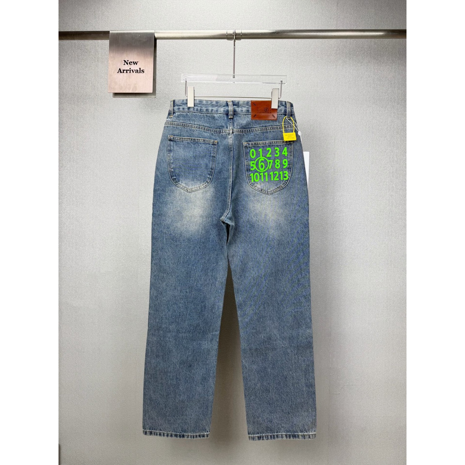 <p>Maison Margiela 口袋绿色数字🔢印花情侣款水洗宽松牛仔裤 (藍)</p>