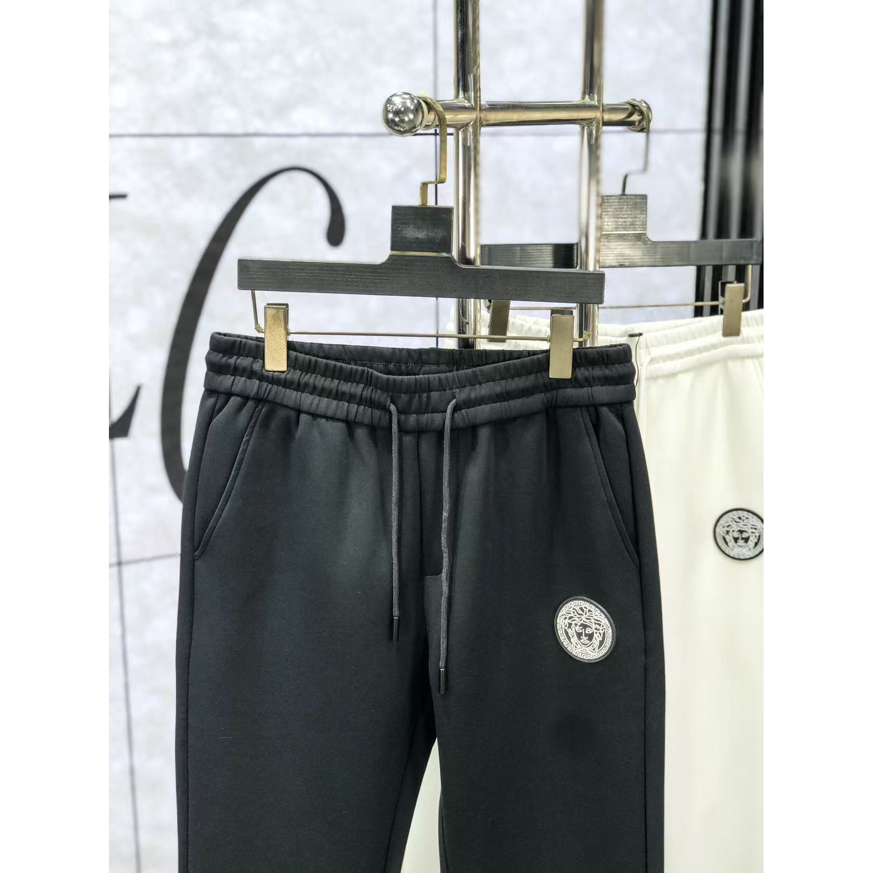 <p>Versace&nbsp;高品质时尚休闲裤(782939)</p>