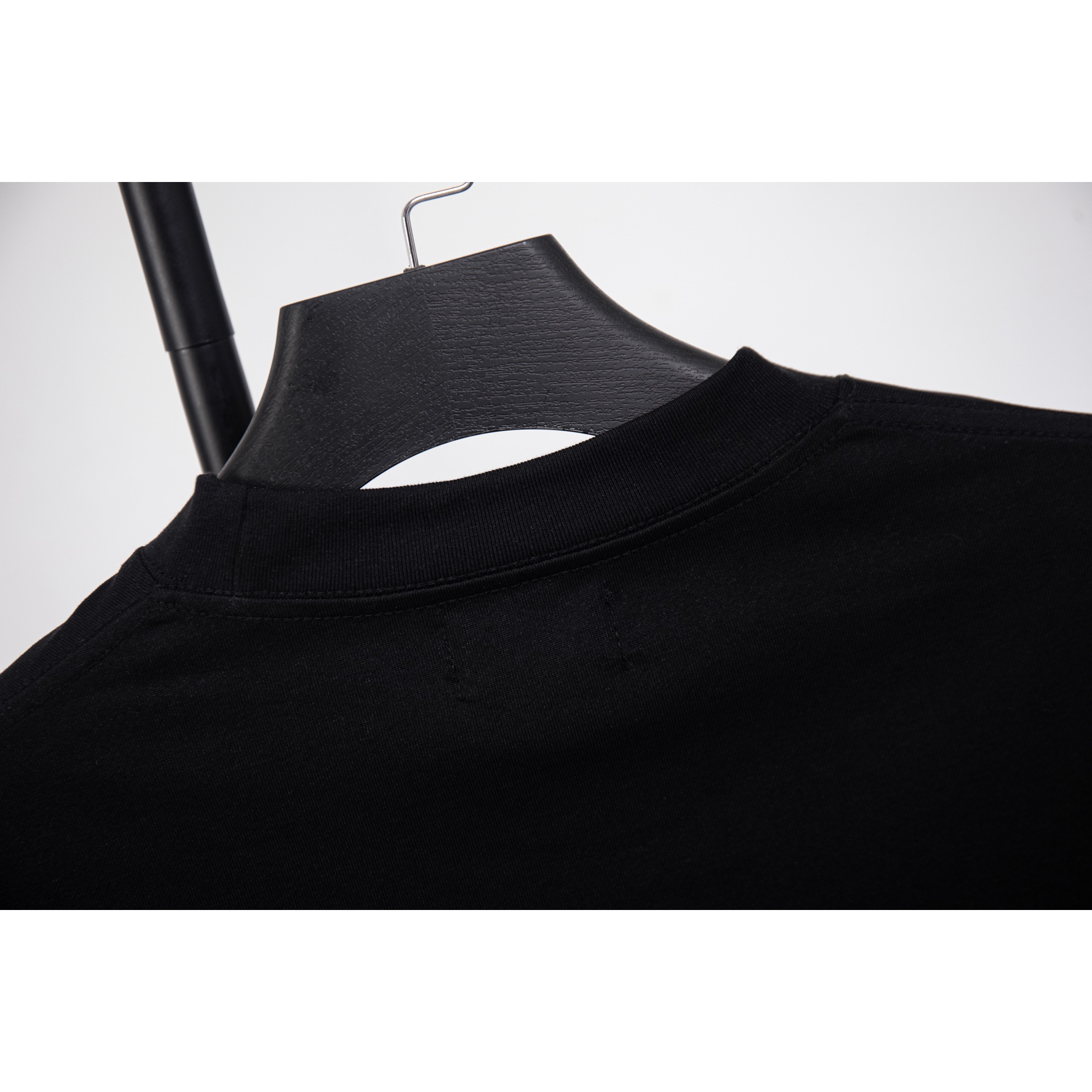 <p>Balenciaga&nbsp;圆领长袖T(X488黑)</p>