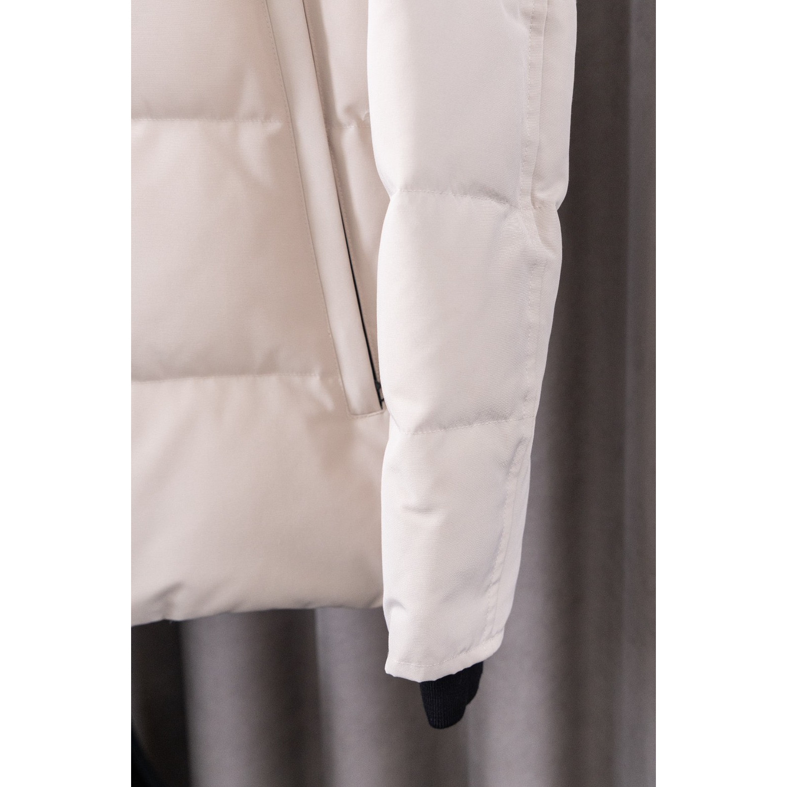 <p>Canada Goose 顶级狼毛Wyndham 2048M &nbsp;29款 系列派克大衣羽绒服(奶白色)</p>