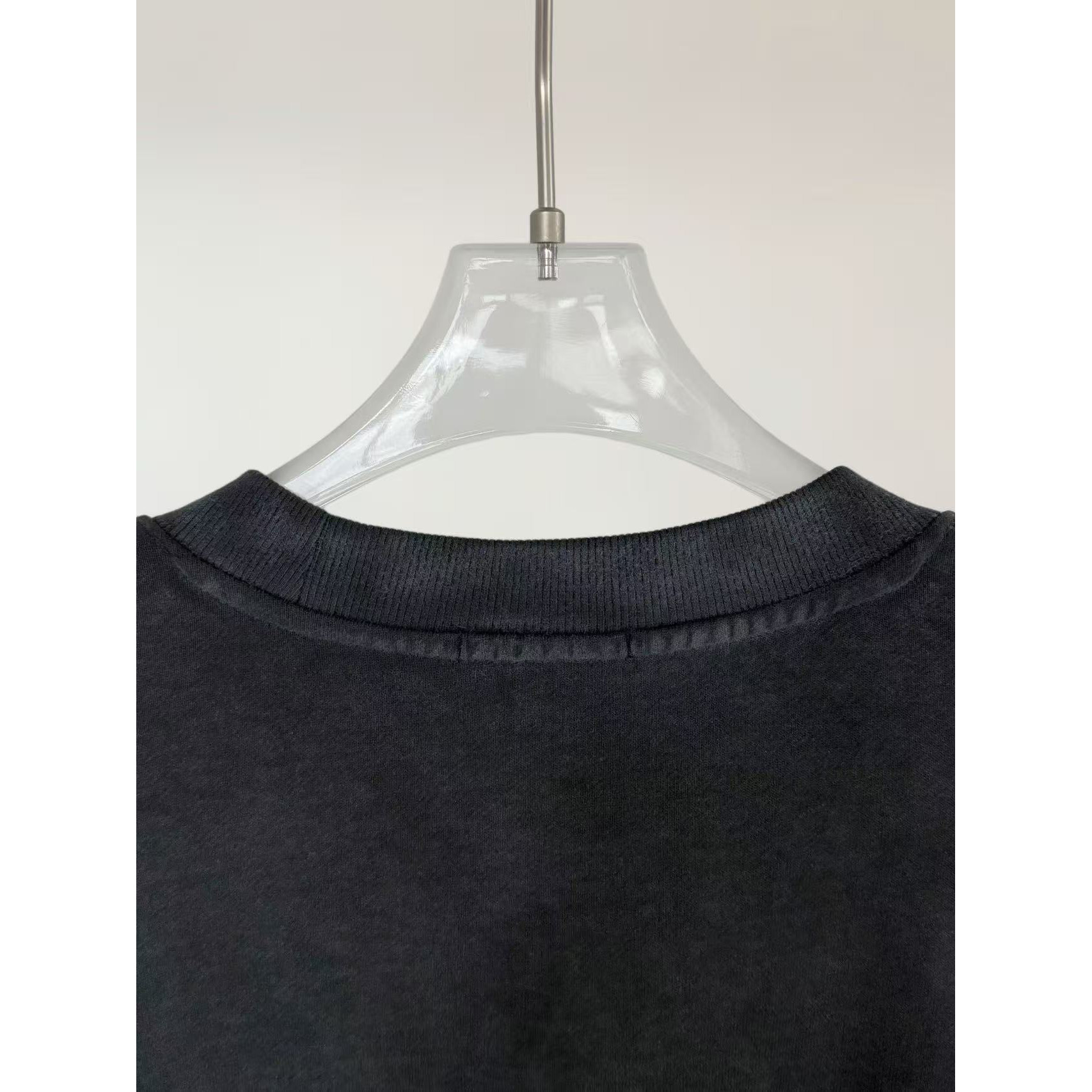 <p>Loewe 洗水圆领卫衣(黑色)</p>