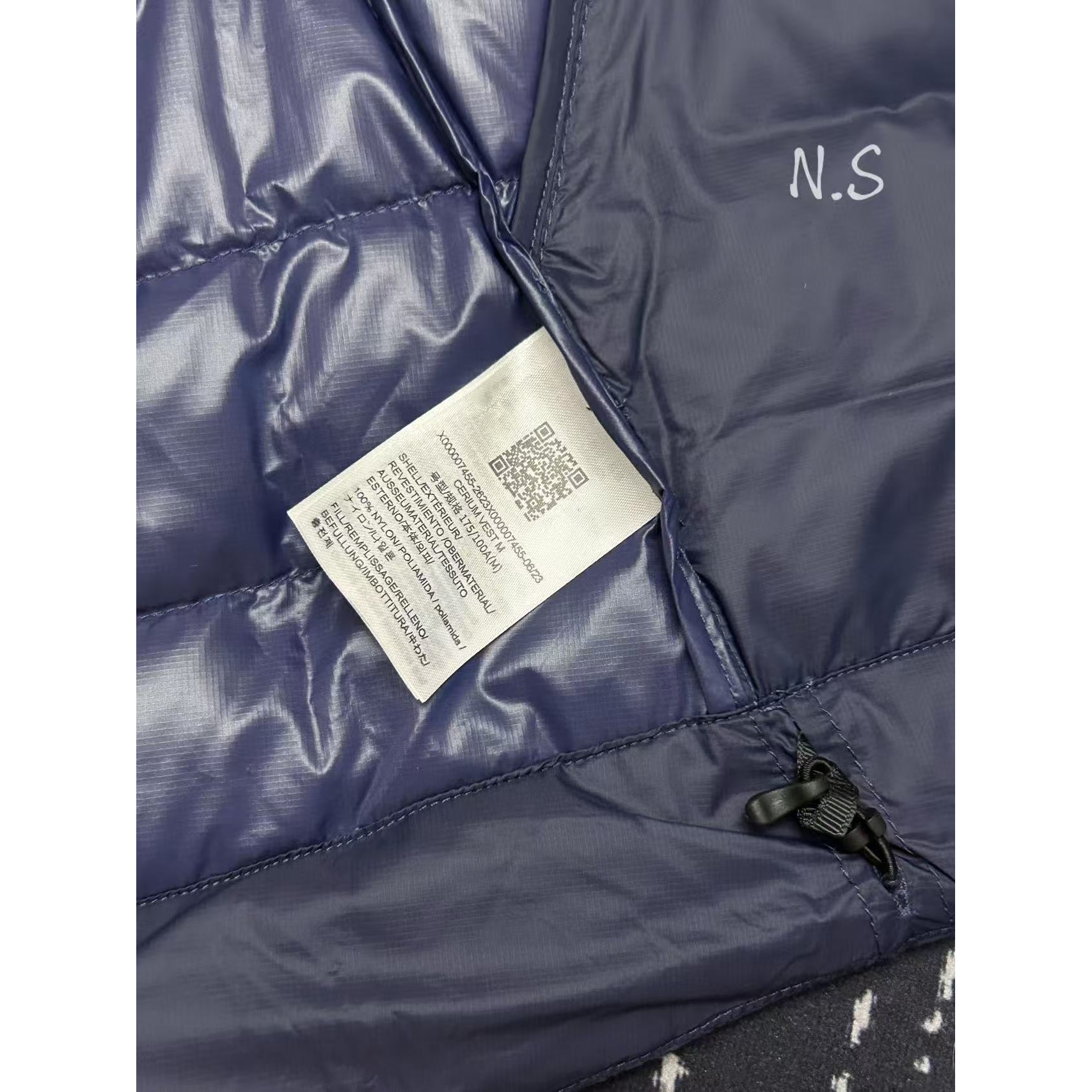 <p>Arc'teryx 立领鹅绒马甲(藏青)</p>