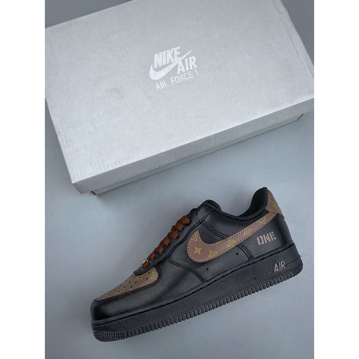 <p>Nike Air Force1 07 low &nbsp;联名款(棕色)</p>