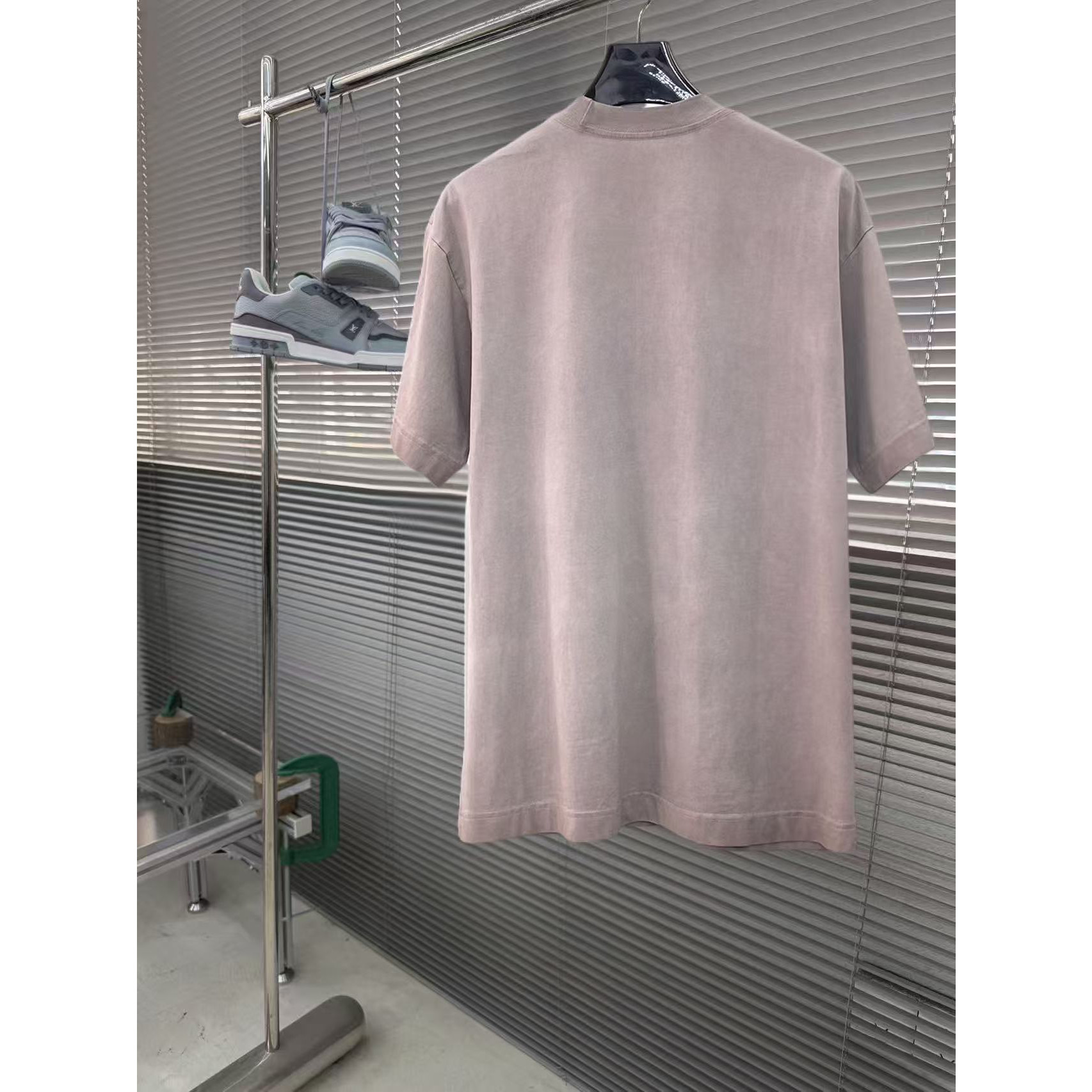 <p>PRADA&nbsp;专柜新款短袖T恤(洗水褐)</p>