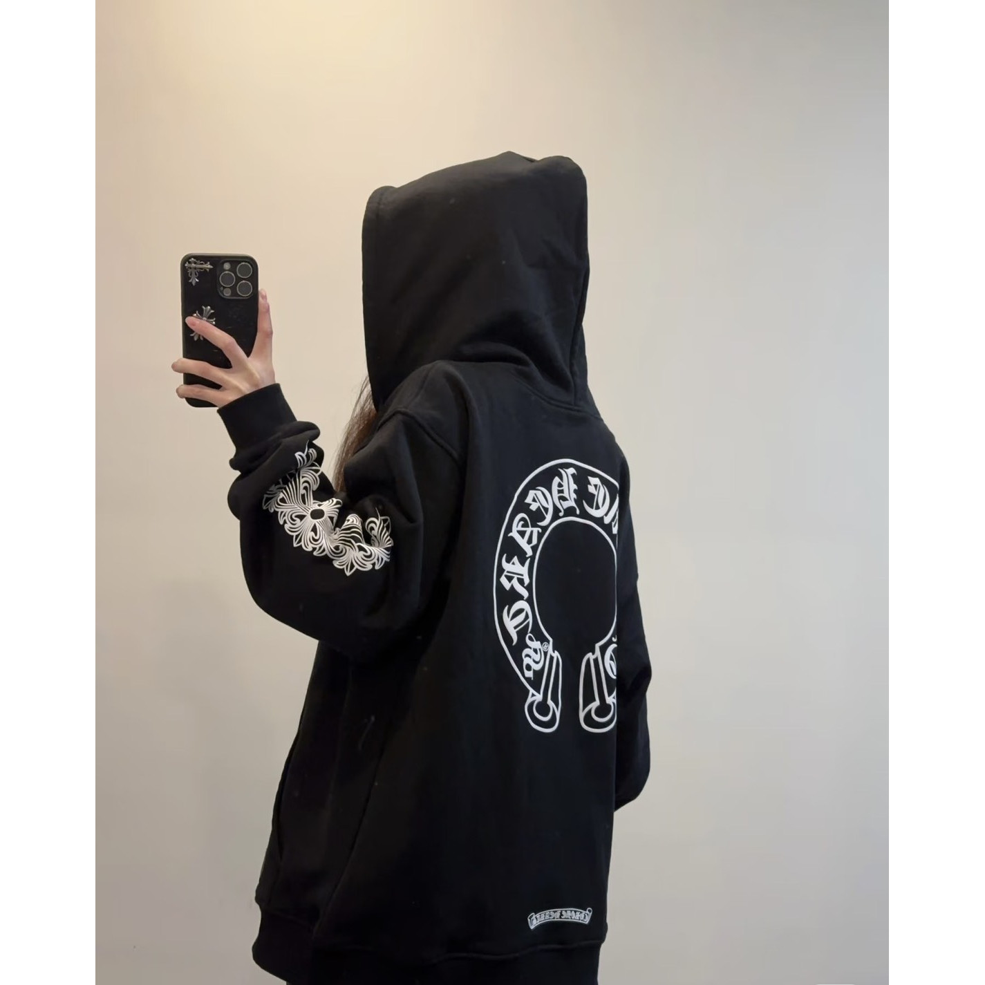 <p>Chrome Hearts 马蹄花纹手臂连帽拉链卫衣(黑底白梵文)</p>

<p>&nbsp;</p>