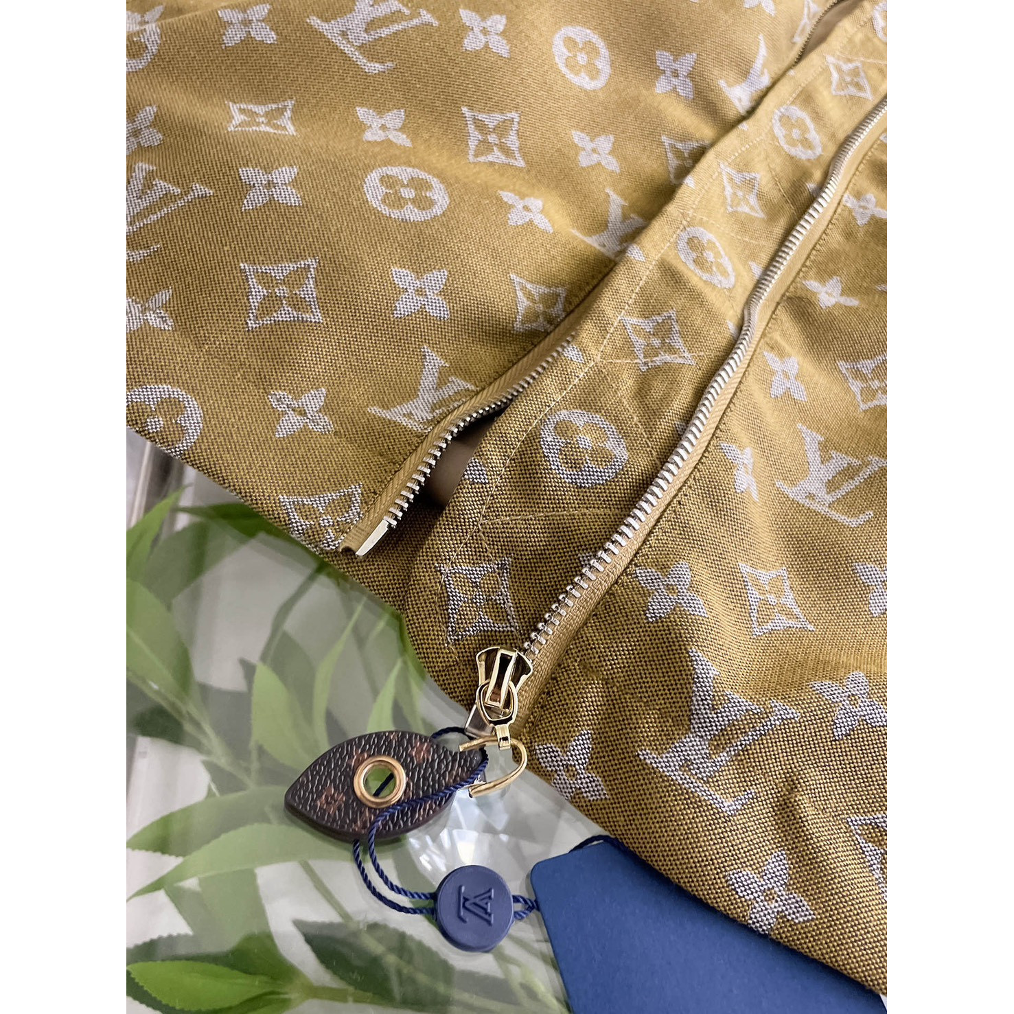 <p>LV 男士夹克外套(卡其)</p>