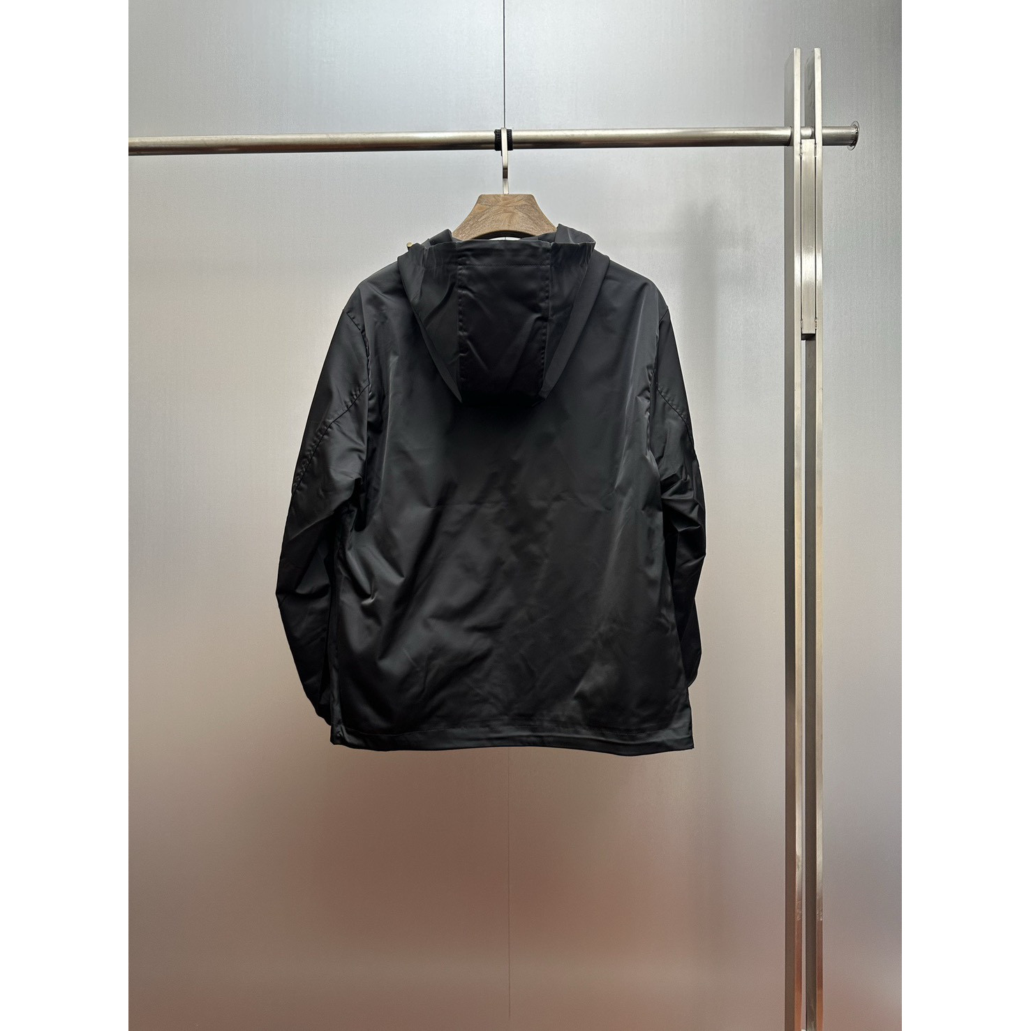 <p>Prada 三角标连帽尼龙防风夹克(黑)</p>