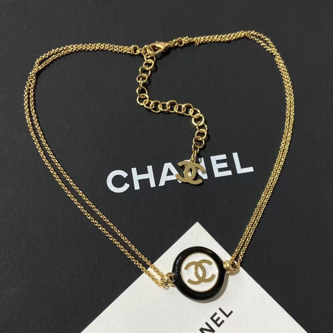 <p>CHANEL 24P黑白纽扣圆形珐琅双C链条</p>