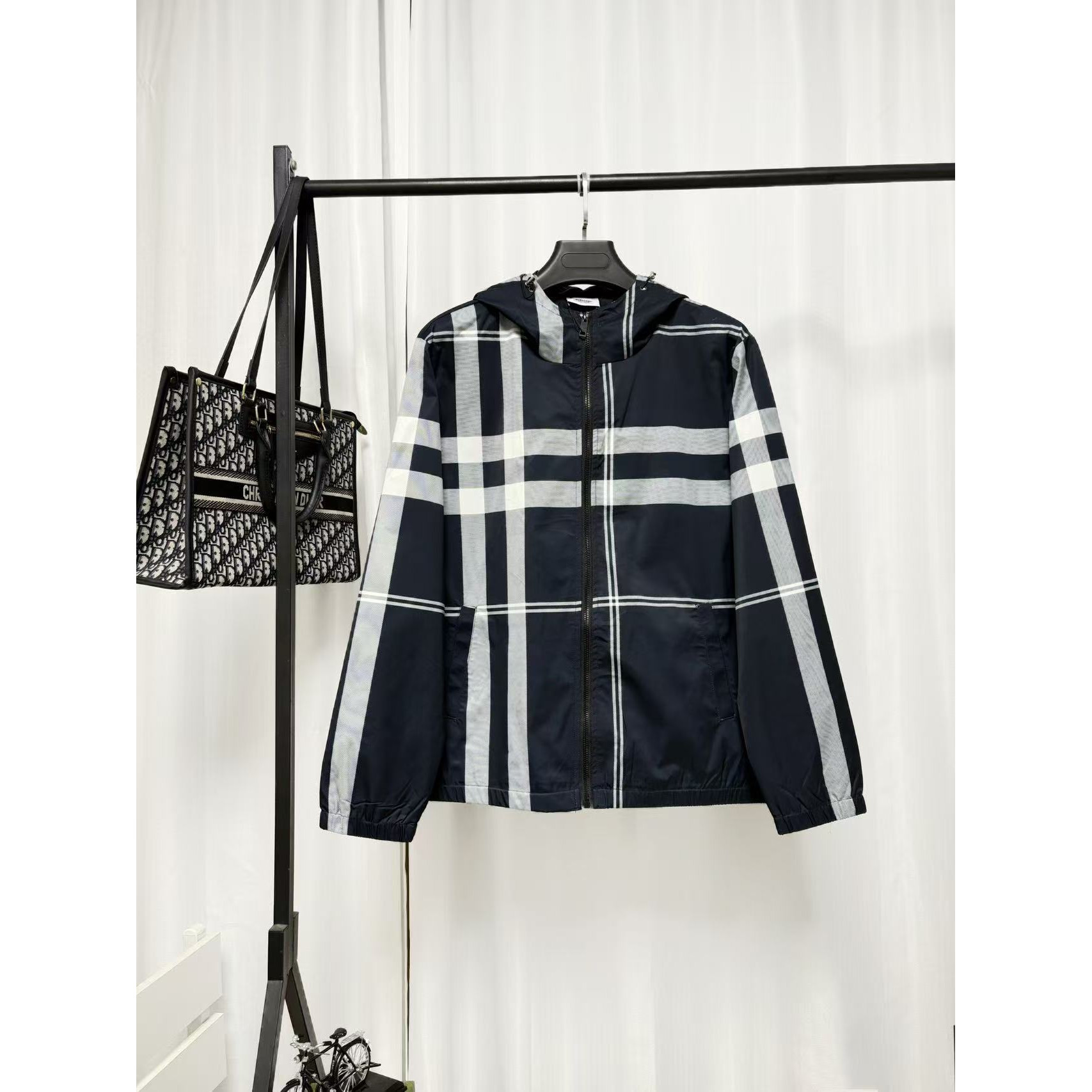 <p>Burberry 夹克外套(黑)</p>