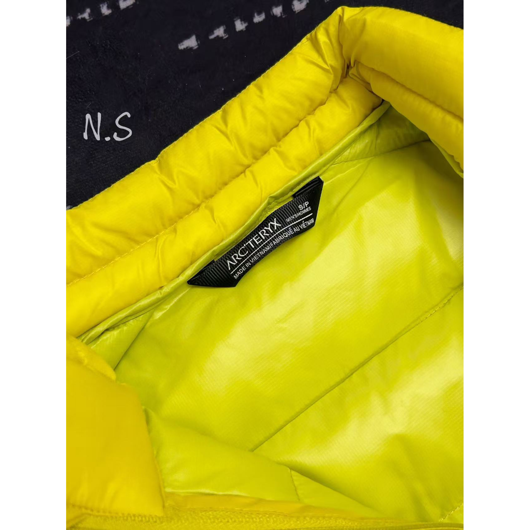 <p>Arc'teryx 立领鹅绒马甲(銅砂黃)</p>