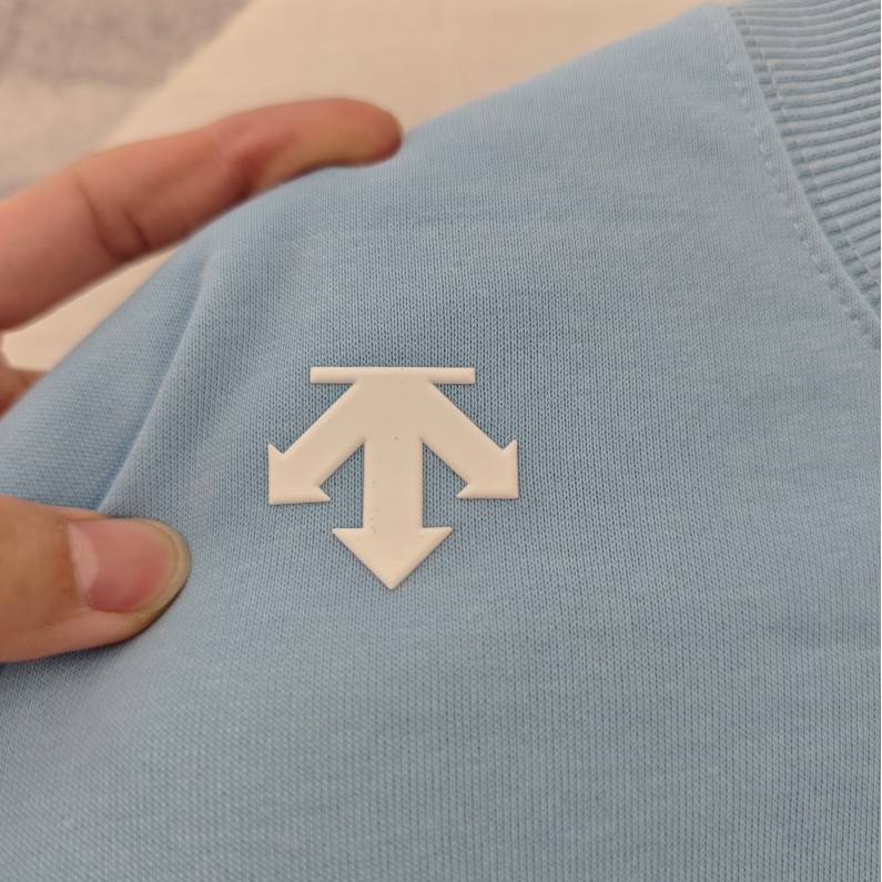 <p>DESCENTE&nbsp; 經典棉T圓領長袖衛衣(多色)</p>